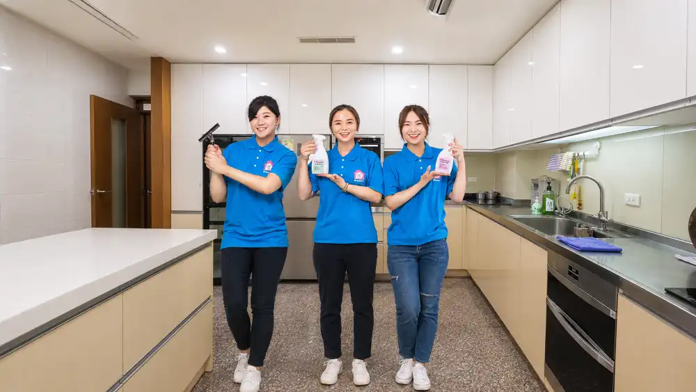 愛屋三位清潔人員在廚房準備玻璃刮刀與清潔用品